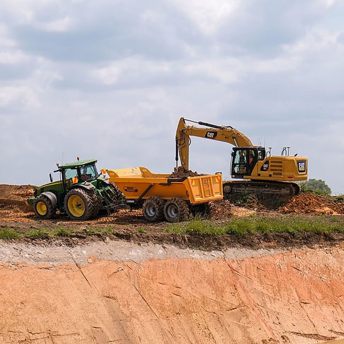 CAT 323 NG Excavator Loading Maxi D300 Dump Trailer - 3D Trimble Grade Control System